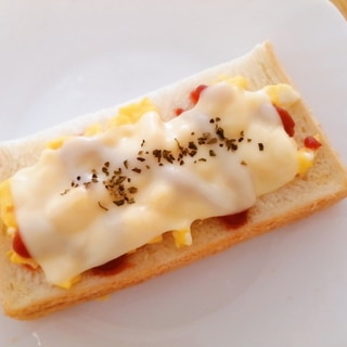バジル香る☆スクランブルエッグのチーズトースト